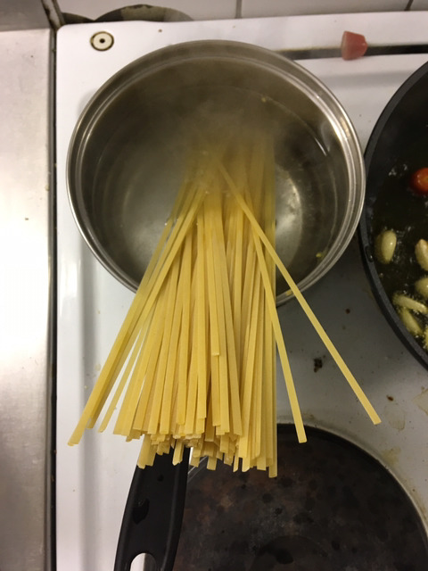 레시피도 없고 계량도 없고 접시도 없는 자취생이 만드는 야매 알리오올리오(난이도 하) | 인스티즈