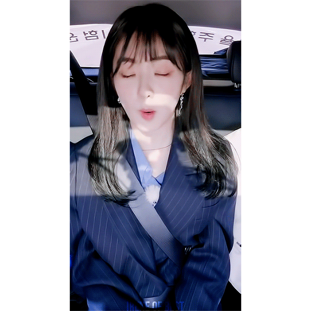 자율주행차 타고 씐난 아이린.gif | 인스티즈