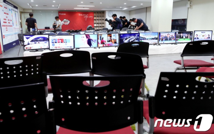 자한당 선거상황실에서 기자들도 철수 | 인스티즈