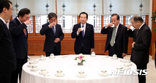 문재인 대통령님과 5부 인사 오찬.jpg | 인스티즈