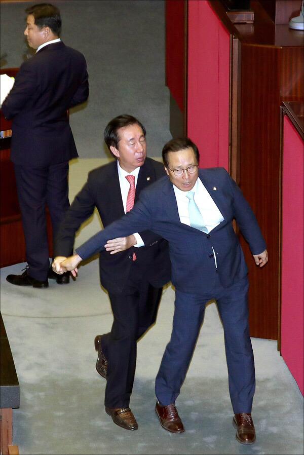 홍영표 민주당 원내대표 잡아끄는 김성태.jpg | 인스티즈